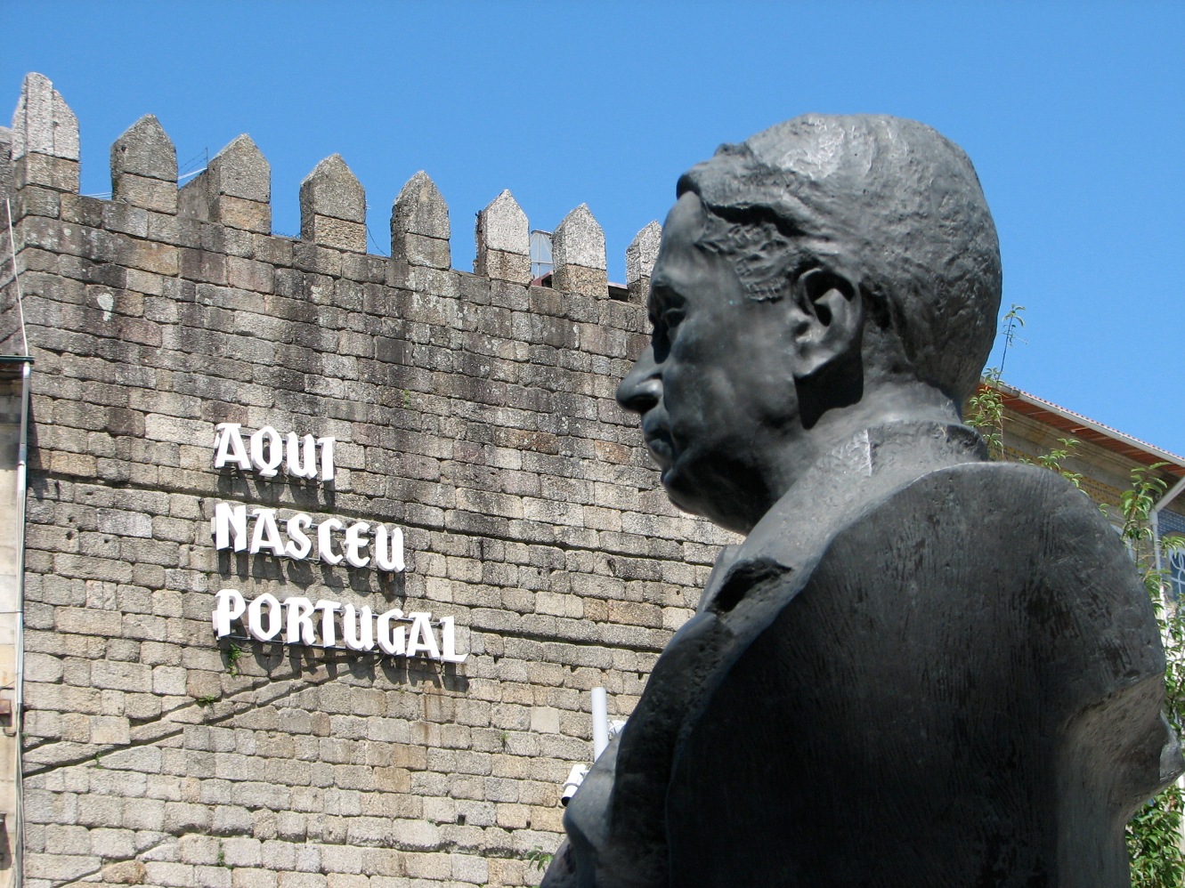 Abel Salazar's bust, Guimarães (4).JPG